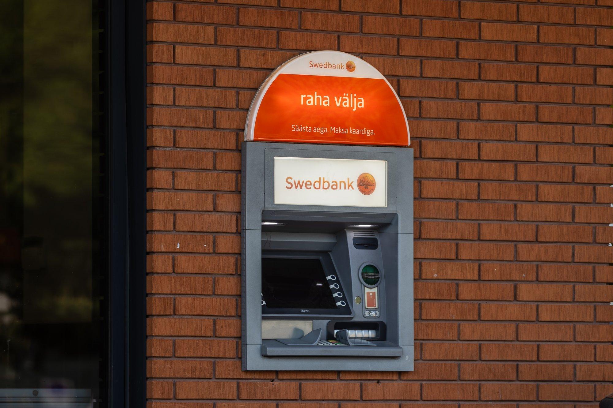 Swedbank muudab pangaautomaatide töökorraldust: esmalt väljastab masin kaardi, siis sularaha