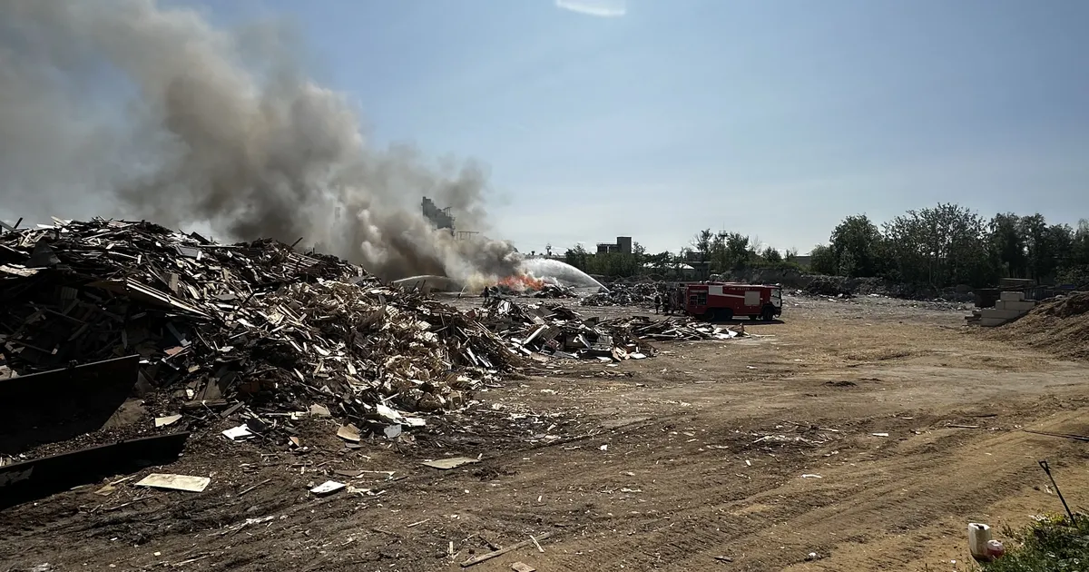 VIDEO JA FOTOD SÜNDMUSKOHALT ⟩ Lasnamäel põleb jäätmejaamas prügihunnik: tuletõrje ja kiirabi on suurte jõududega väljas