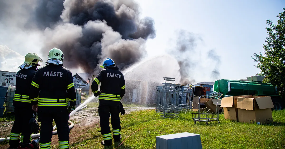 Jõhvi külas põlema süttinud angaari katus varises kokku