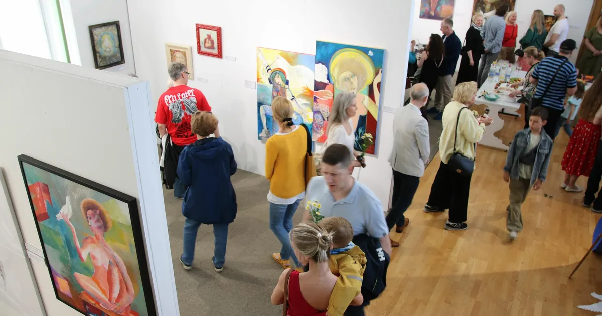 Aktinäitus "Mees ja naine" ⟩ Maalidelt kajab vastu rahu ja armastuse sõnum