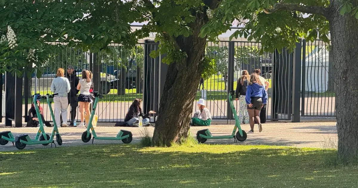 FOTO ⟩ Esimesed tulihingelised Imagine Dragonsi fännid on juba lauluväljaku värava taga ootamas