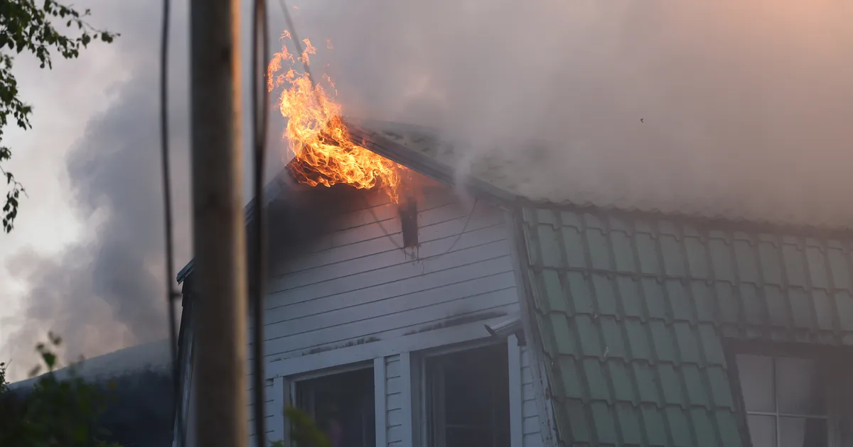FOTOD ⟩ Maardus põleb elamu lahtise leegiga
