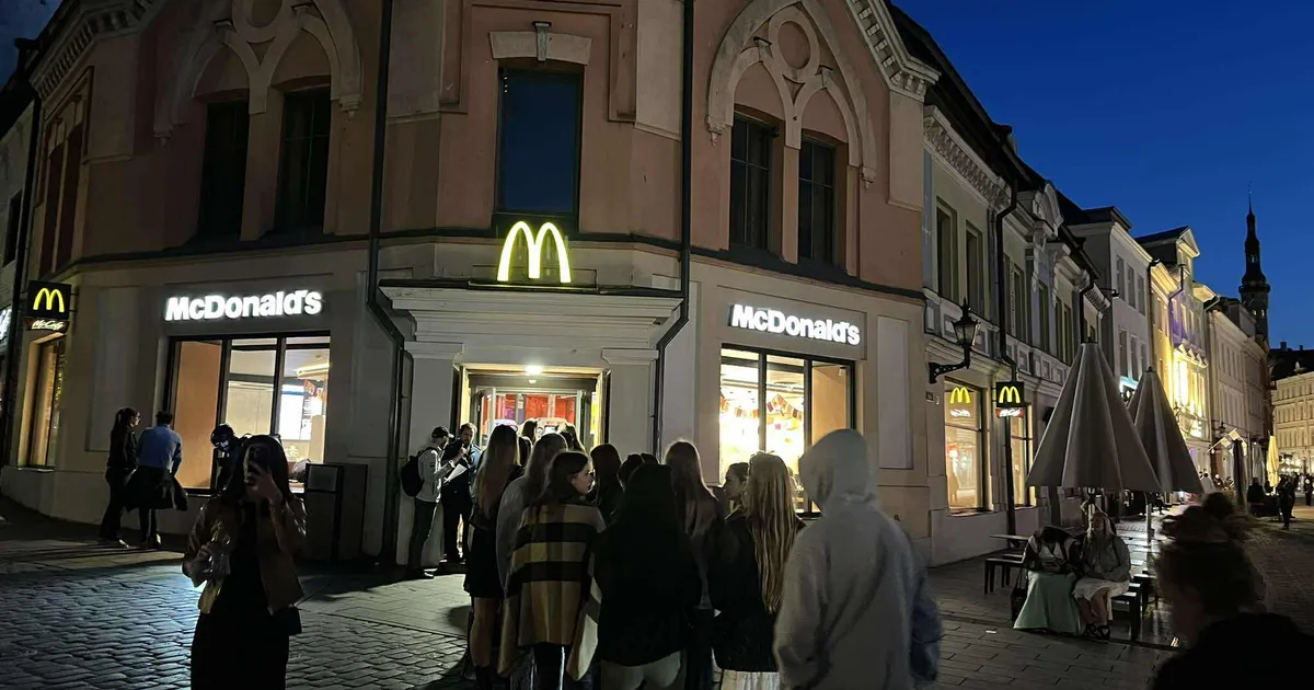 FOTOD ⟩ Imagine Dragonsi krõbedad toiduhinnad panid fännid kiirtoidukohtadesse jooksma