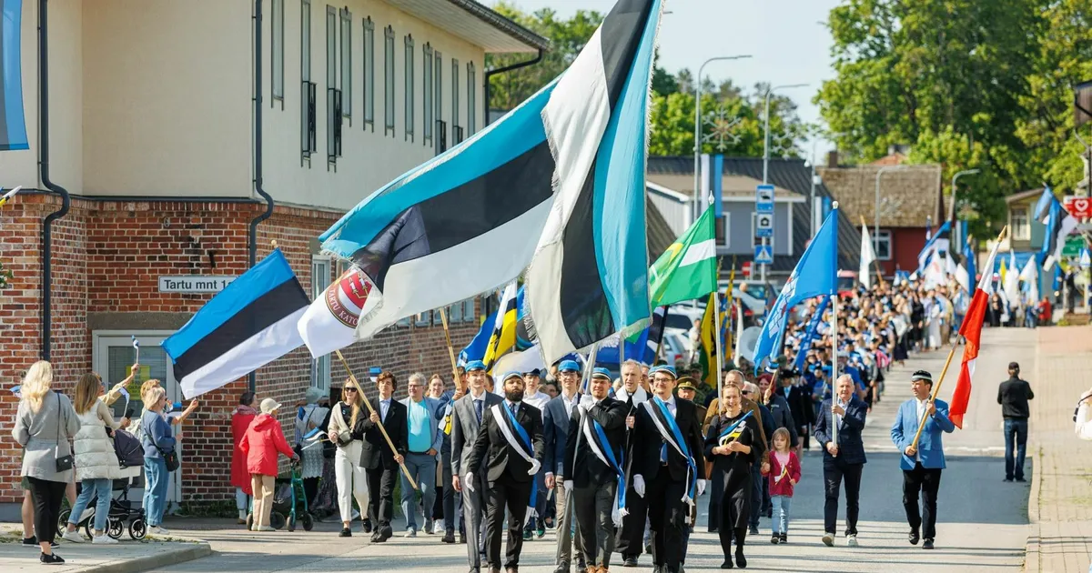 VIDEOLUGU ⟩ «Eesti mõtteloos keskse tähtsusega pühapaik.» Otepääl voogas Eesti lipu päeva sinimustvalge rongkäik