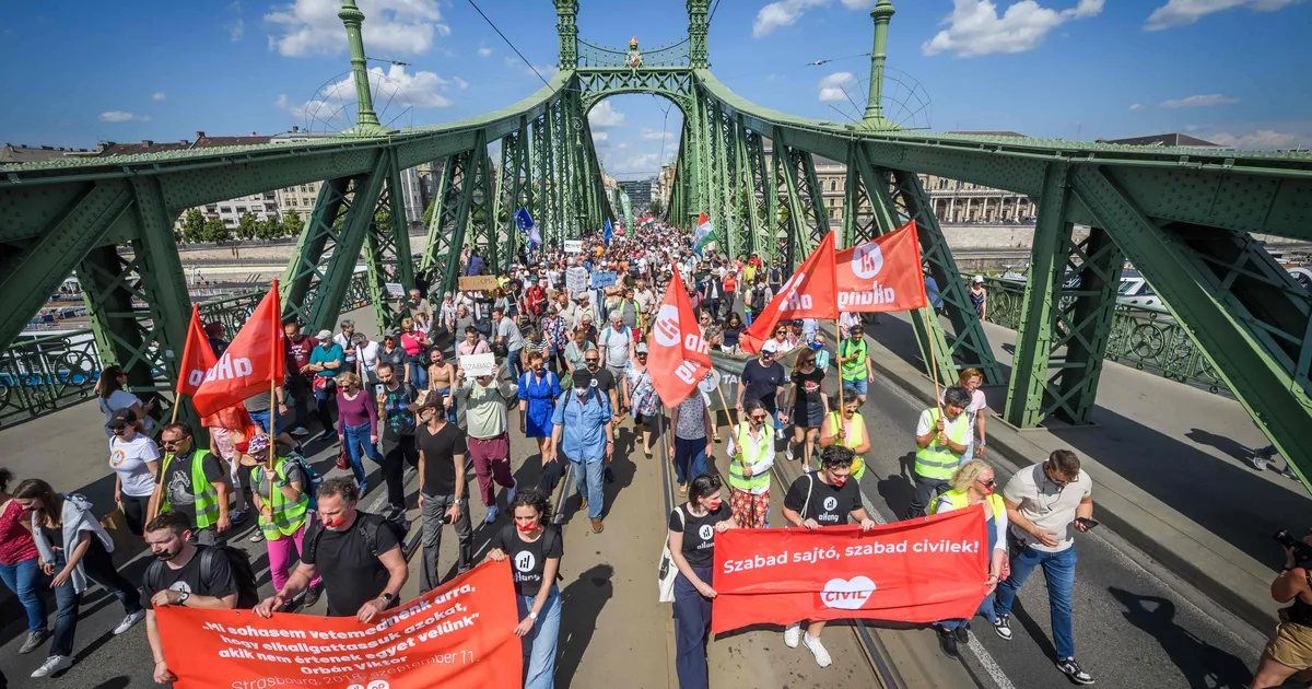 Ungari lükkab hääletuse vabaühendusi ja meediat kammitseva eelnõu üle edasi