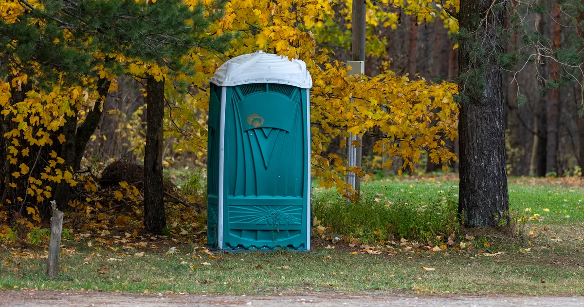 FOTO ⟩ Viljandi pargis süüdati välikäimla, politsei alustas menetlust