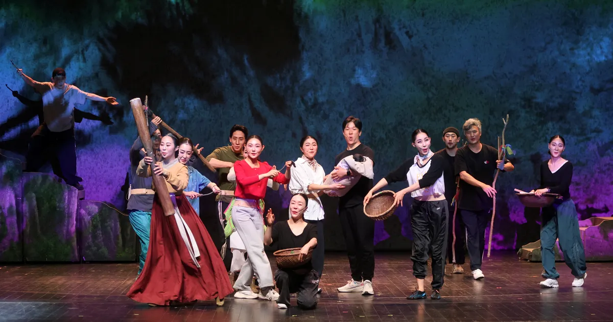 VAATA PILTE ⟩ Korea teatritrupp toob tartlaste ette iidse rahvajutu