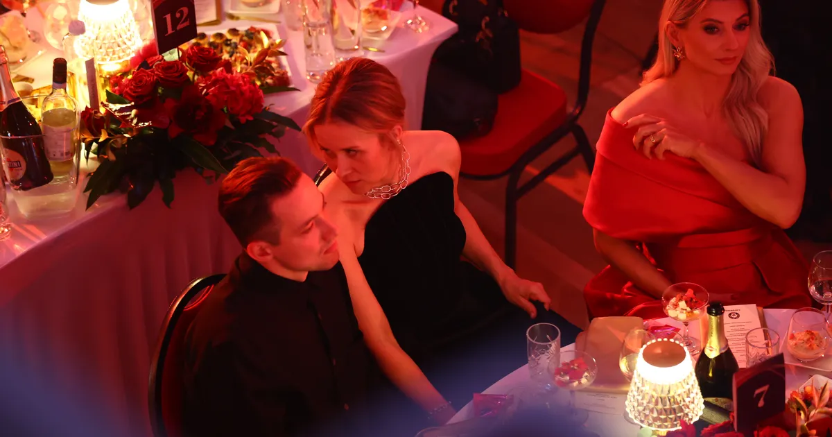 FOTO ⟩ Seksikaimaks naiseks nomineeritud Evelin Võigemast tuli meelelahutusauhindade galale koos muusikust peikaga