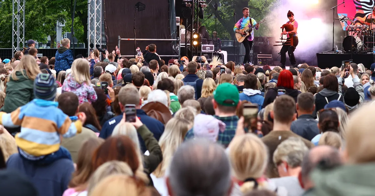 GALERII ⟩ Trad.Attack! hullutab Toompargis viimase kontserdiga fänne