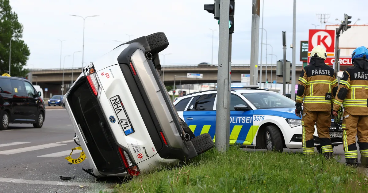 FOTOD ⟩ Tallinnas asuval Tartu maanteel paiskus takso külili