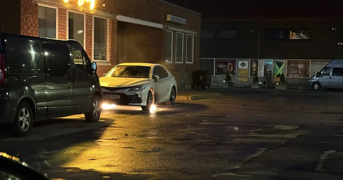 FOTOD ⟩ Tallinnas Lasnamäel süttis öösel auto. «Hirmutav on autot nendesse hoovidesse jätta!»