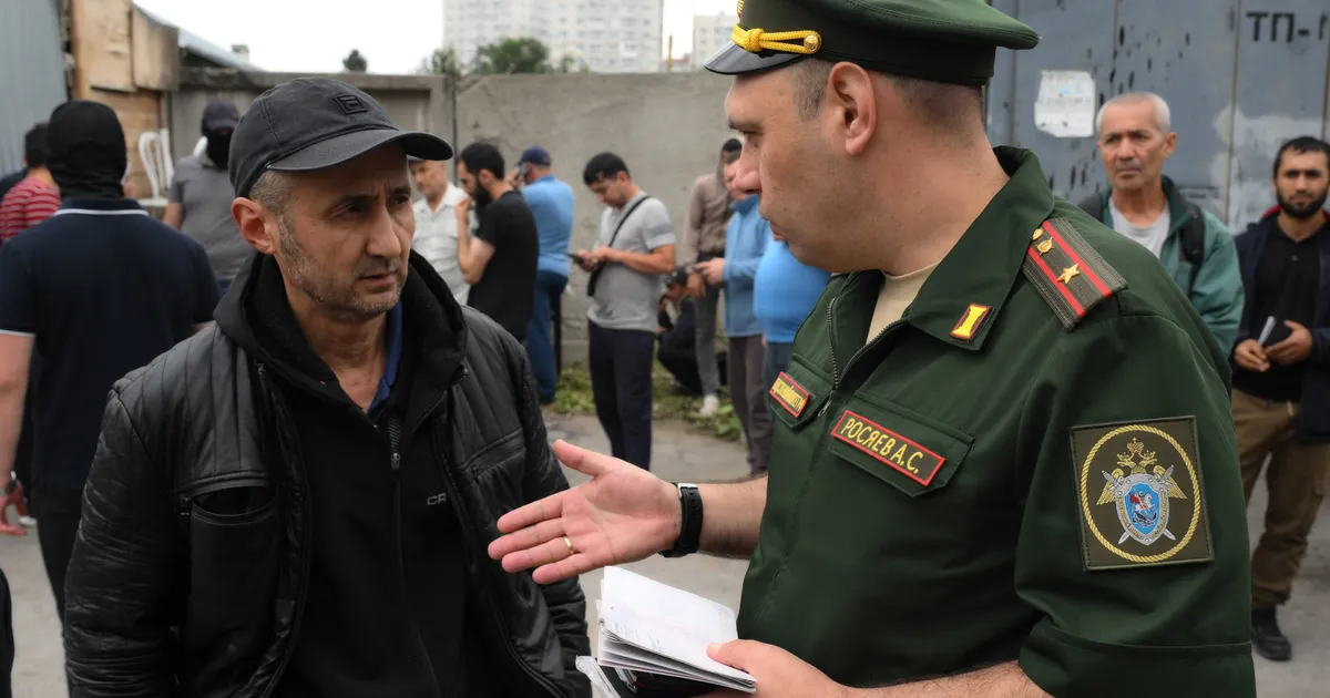 Kreml üritab uue jälgimisprogrammiga sundida võõrtöölisi püssi alla