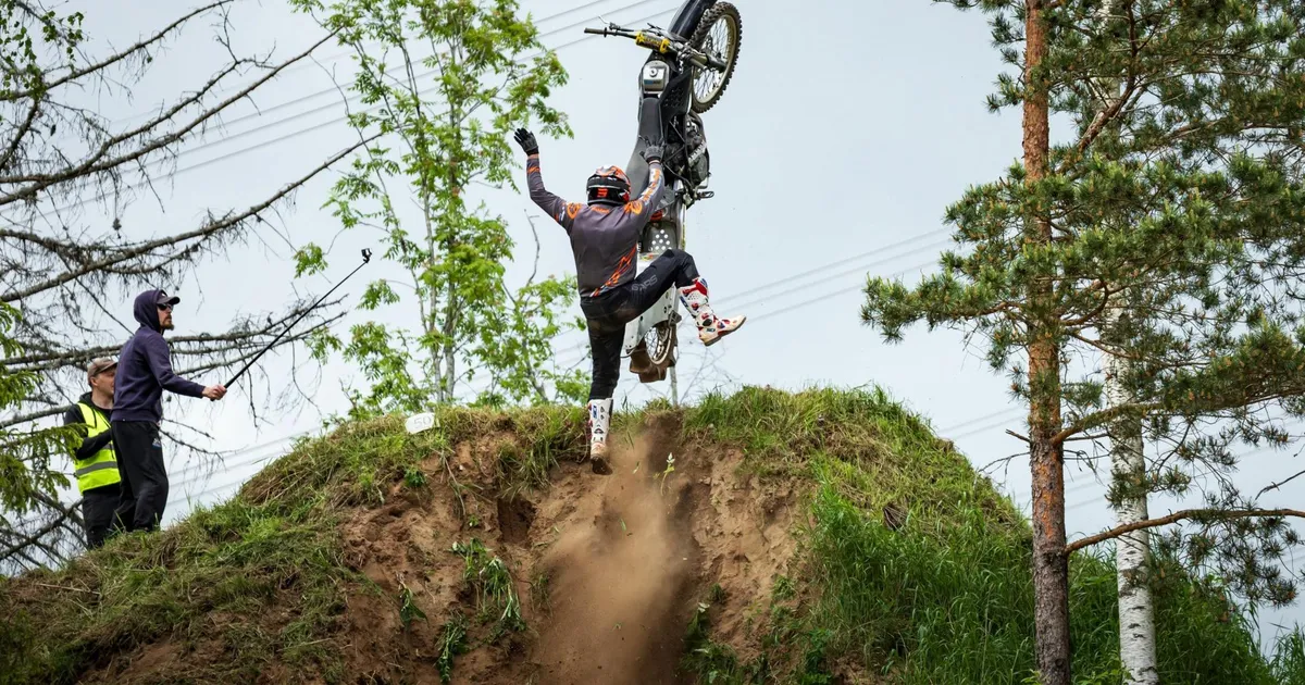 Galerii ja video ⟩ Kärnatajate mäkketõusul lendlesid nii kaherattalised kui inimesed