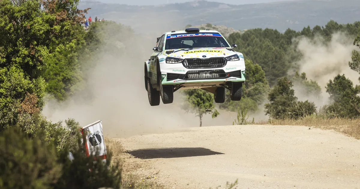 VIDEO ⟩ Kindla võidu suunas liikunud Soome rallimees põrutas Sardiinias teelt välja