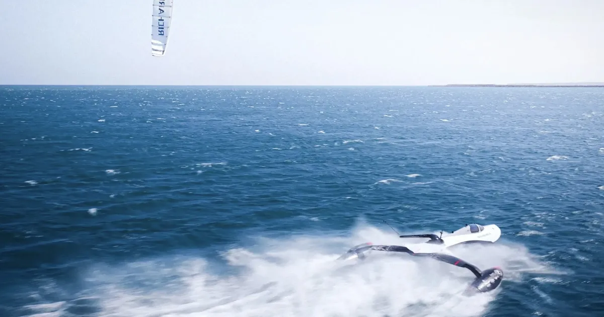 Pöörane kiirus – lohepurjega laev lõikab laineid uskumatu hooga