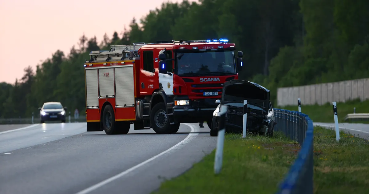 Tallinn-Tartu maanteel sõitis auto vastu teepiiret