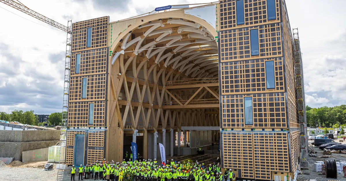 Tallinnasse kerkiv puidust loodusmaja saavutas täiskõrguse