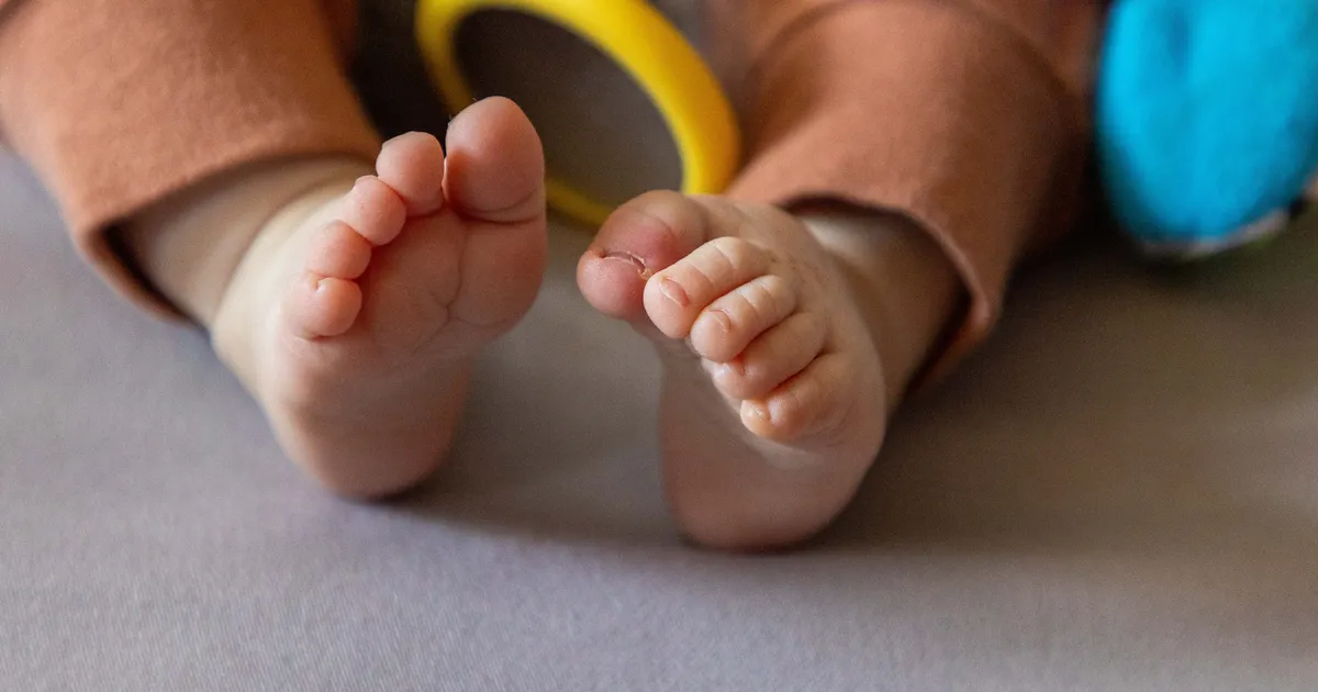 Tallinnas päädis tüli noahaavaga, politsei viis keset vägivalda sattunud beebi turvalisse kohta