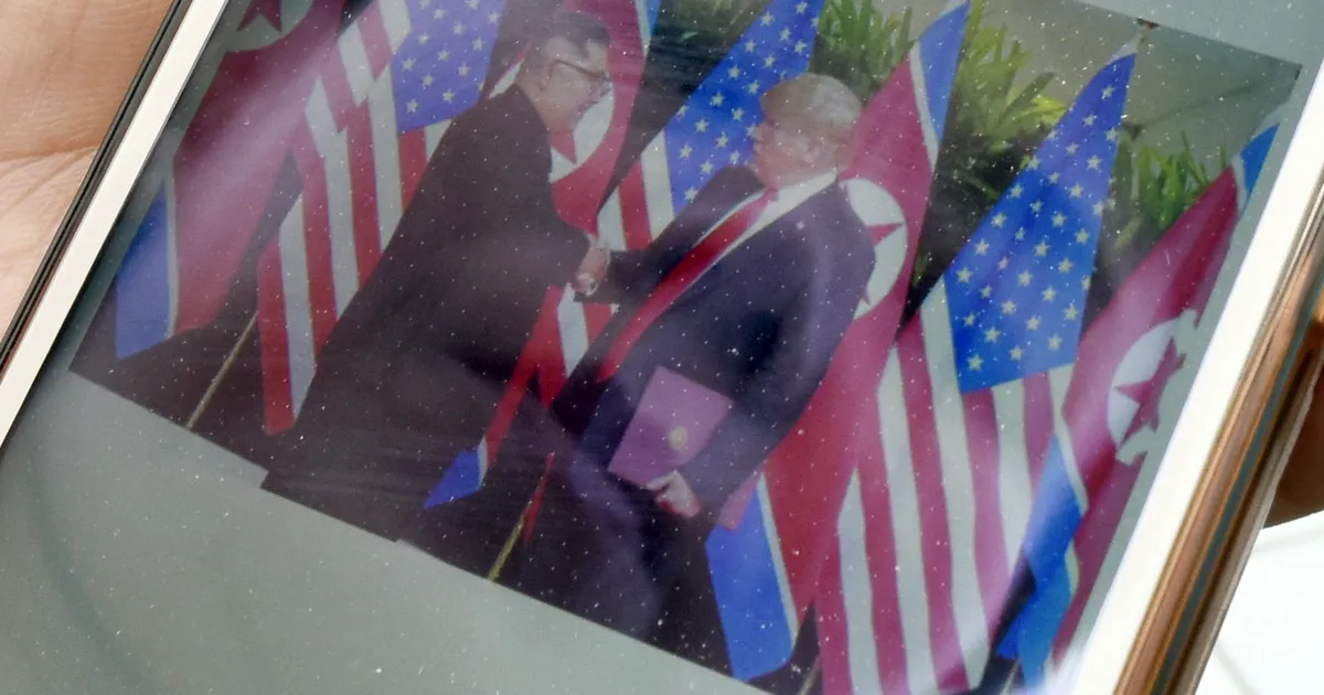 Põhja-Koreast salaja välja sahkerdatud kohalik mobiil teeb midagi väga sõgedat