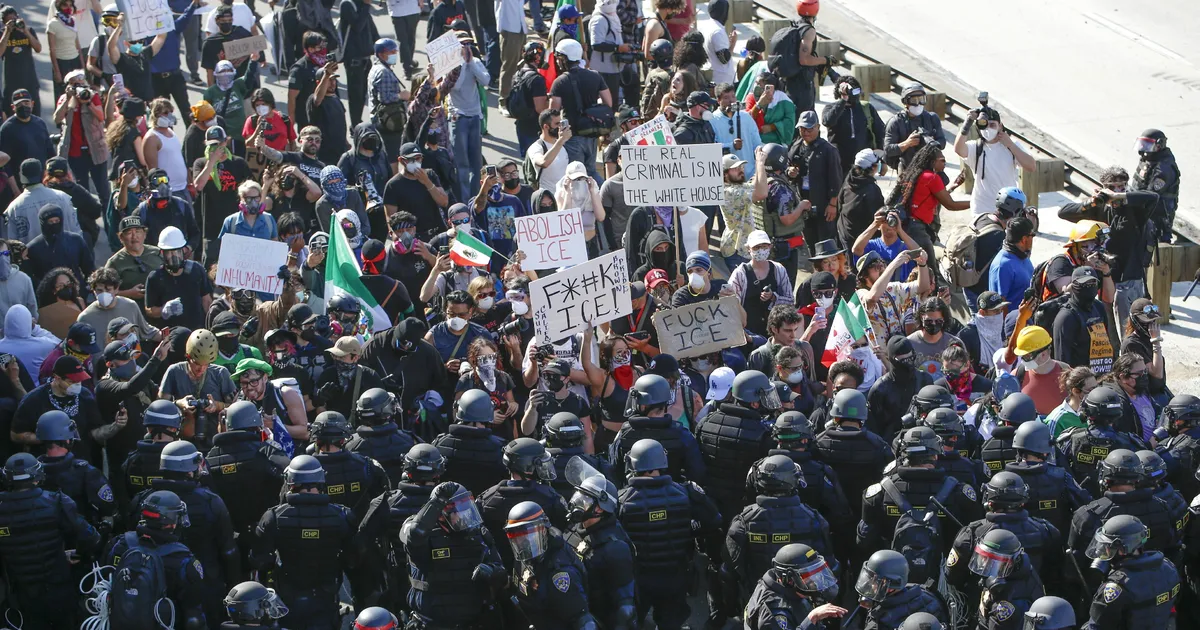 VIDEOD ⟩ CIA mässule õhutamise käsiraamat: kas Los Angelese protestidel on sellega midagi pistmist?