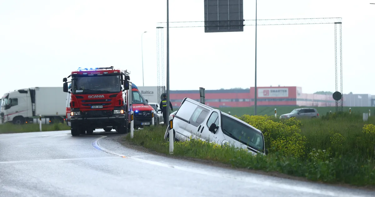 PILDID ⟩ Mees keeras Jüri lähistel kaubiku kraavi