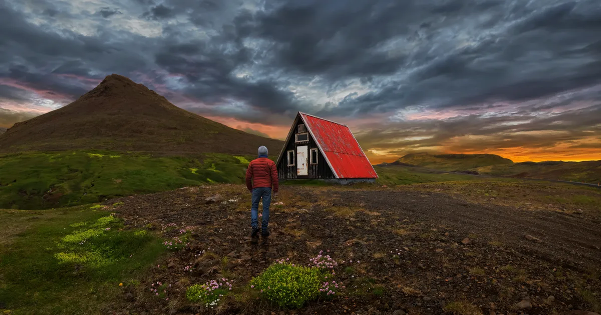 «Naine vaatas meest ja karjatas. Sügavalt rinnust esile tungiv kriiskav karje jäi hetkeks sadama kohale kaikuma»