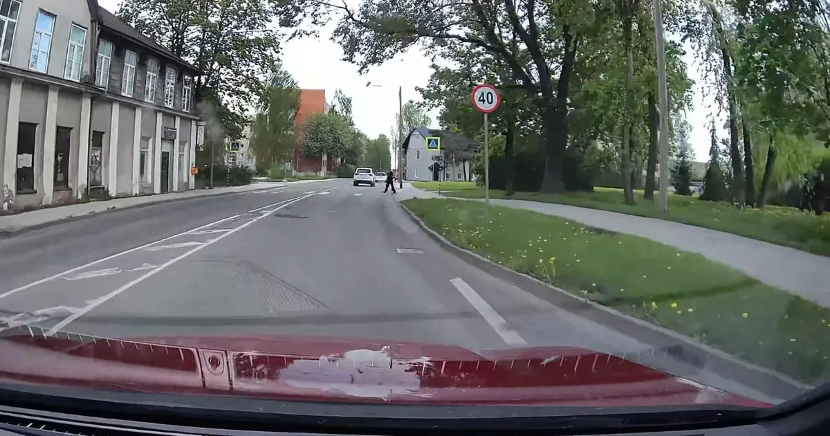 VIDEO ⟩ Tartu autojuhti hämmastas jalakäija käitumine: ta oli nagu tõeline elus mõistatus