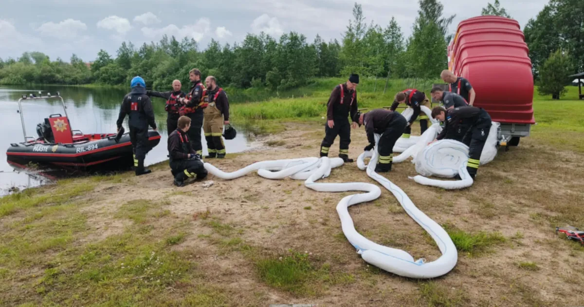 FOTOD ⟩ Rapla valla suplusjärvelt leiti ulatuslik naftasaaduste reostus