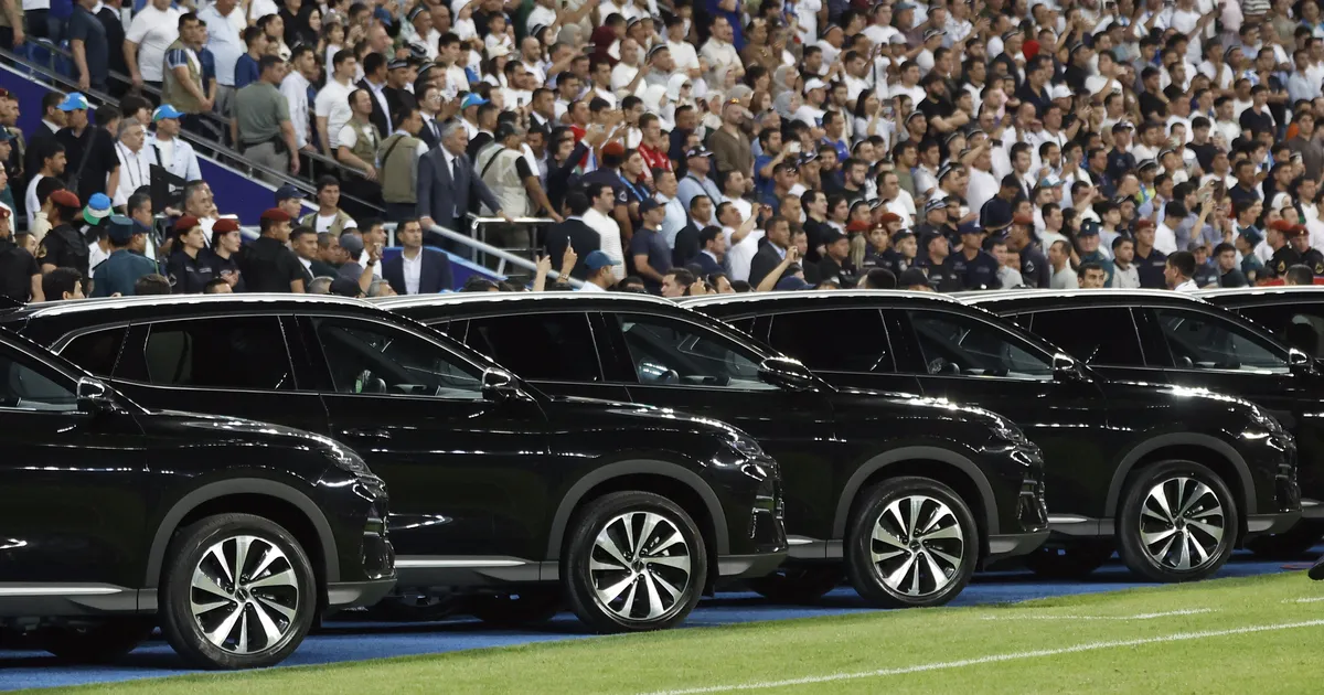 VIDEO ⟩ Usbekistan premeeris esmakordselt MMile jõudmise puhul jalgpallureid heldelt