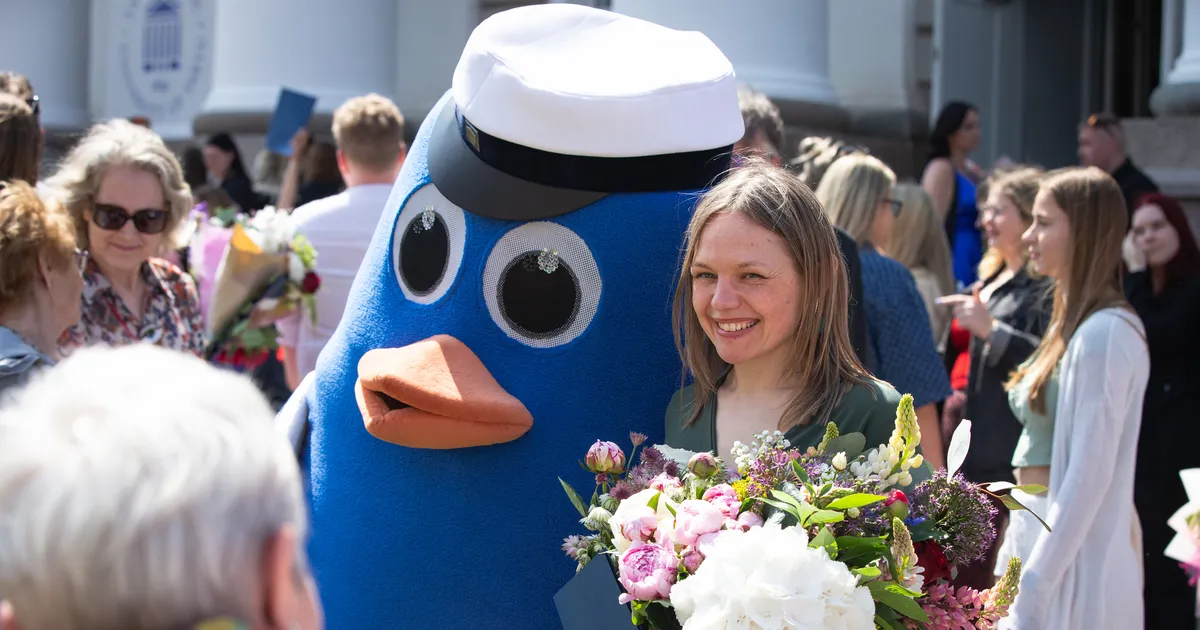 GALERII ⟩ Uued õpetajad said kätte diplomid ja lillesülemed