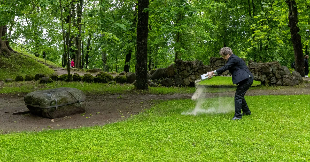 GALERII ⟩ Eestluse hoidja Austraalias Inno Salasoo leidis viimse puhkepaiga tuhana Toomemäel