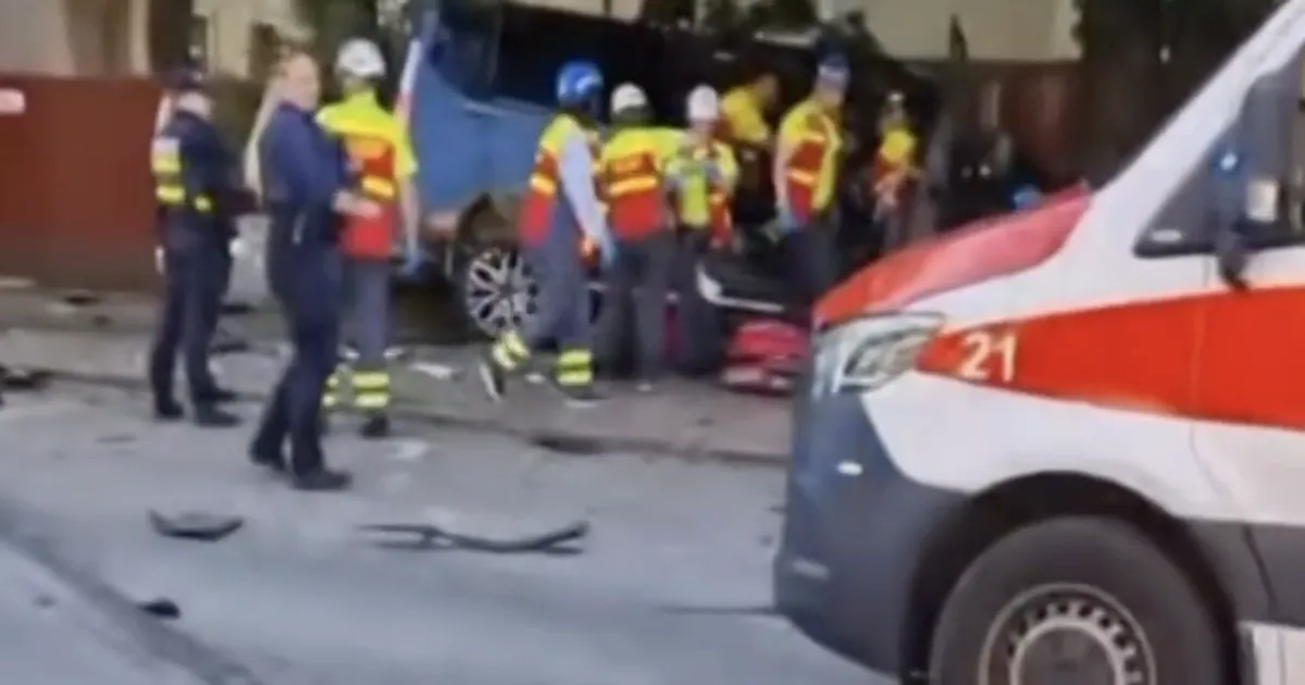 VIDEO ⟩ Alkoholijoobes alaealine varastas auto ja põhjustas laastava avarii: pihta said kiirabi ja neli sõidukit