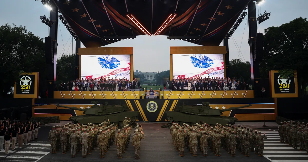 VIDEO ⟩ Trump jälgis sünnipäeval 45 miljonit dollarit maksma läinud paraadi