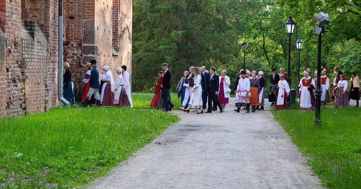 GALERII ⟩ Toomemäel pälvisid kümme kultuuriedendajat laulu- ja tantsupeo kõrgeima aumärgi