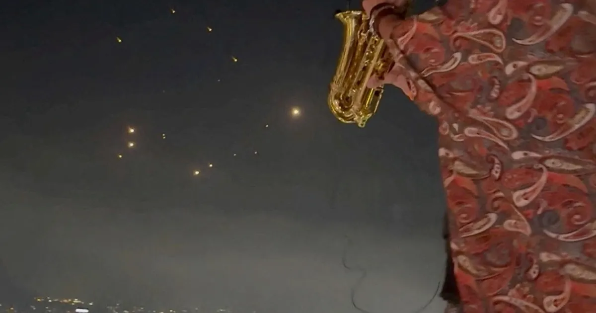 Sotsiaalmeedia video: saksofonist mängis Liibanonis katusepeol, samal ajal kui inimesed vaatasid Iraani raketirünnakut Iisraelile