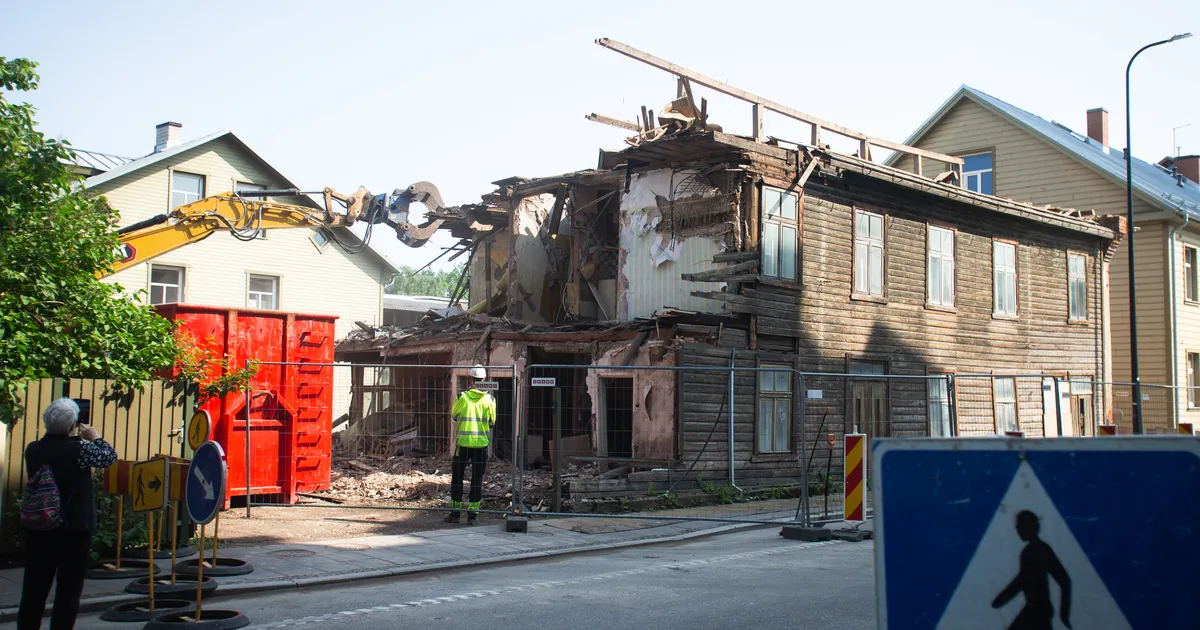 PILDID ⟩ Kopp haukab Vanemuise tänava kortermaja tükkideks