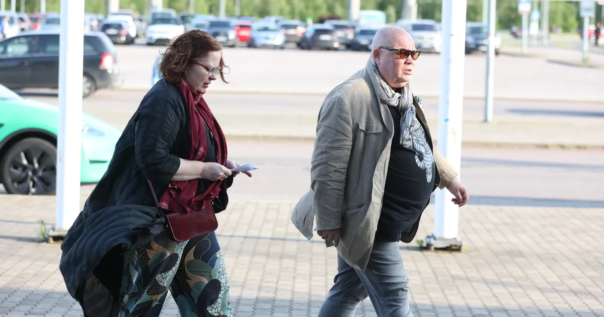 TÄIENDATUD GALERII ⟩ Elektroonilise muusika võlur Jean-Michel Jarre astus lavale ja asetas sõrmed klahvidele