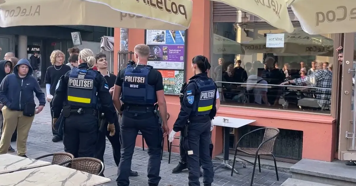 VÄHE JÄI PUUDU ⟩ Video: Viru tänava kiirtoidukoha ees läks seltskonna vahel suureks konfliktiks, sekkuma pidi politsei