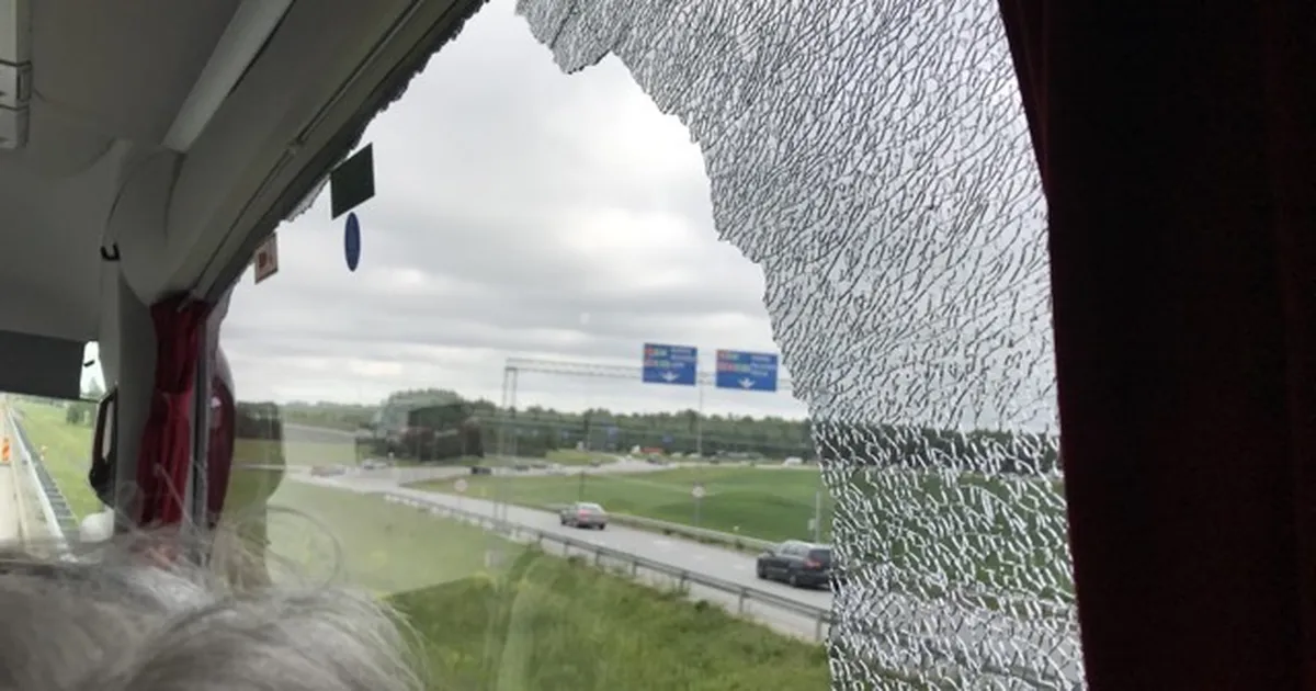 FOTO ⟩ Tallinnast Võrru sõitnud Lux Expressi bussis purunes aken