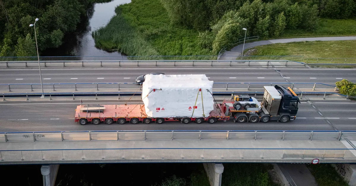 GALERII ⟩ Paldiski sadamast veeti Kiisale 126-tonnine trafo