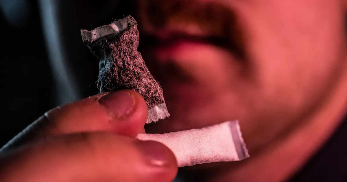 JÄLK JA OHTLIK BISNESS! ⟩ «Ärivaistuga» noored tekitavad politseile muret: pooleldi lutsutatud või prügikasti visatud pulgakommi ju suhu ei pista