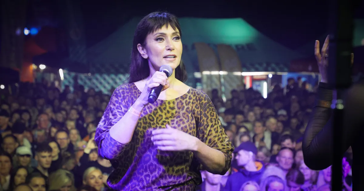 VAATA ENNE TEISI ⟩ Hämmastav, milline 60-aastane Nancy tuliuues videos välja näeb!