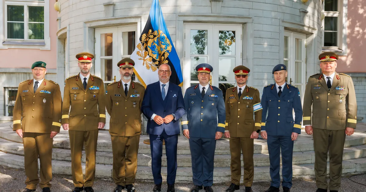 FOTOD ⟩ President andis auastmed neljale kõrgemale ohvitserile