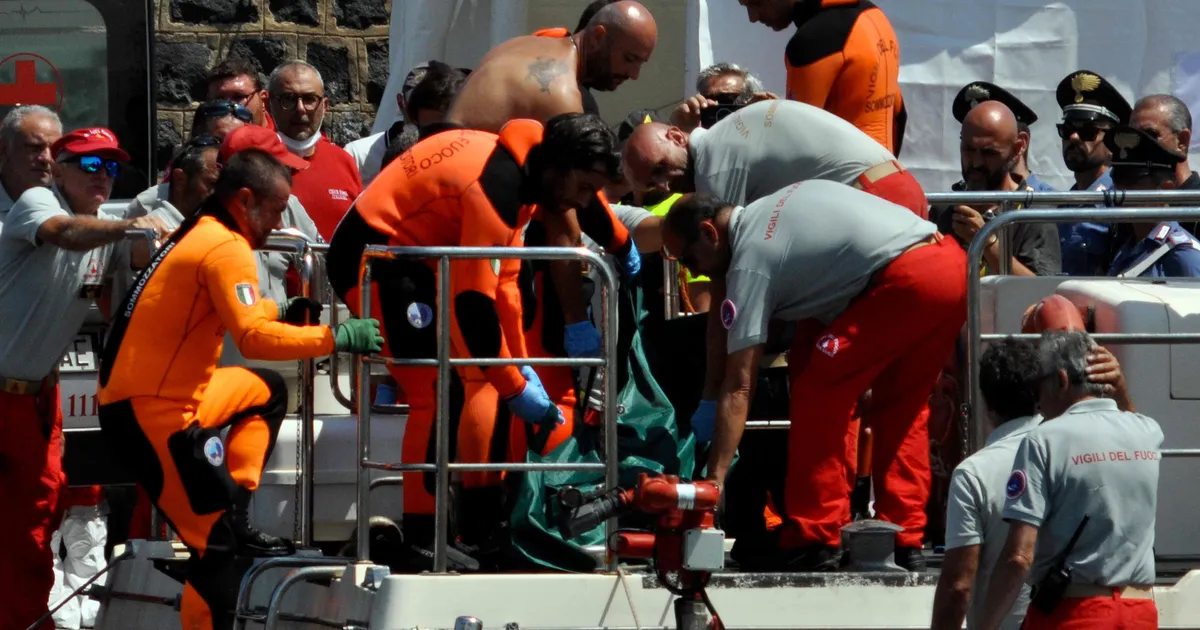 VIDEO ⟩ Itaallased tõmbasid veesügavusest üles tehnoloogiamagnaadi uputanud luksusjahi