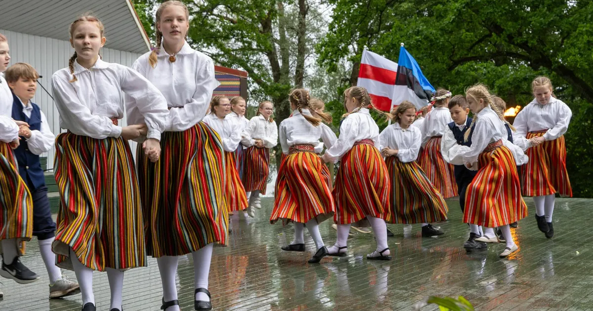 SUUR GALERII JA VIDEO ⟩ Laulu- ja tantsupeolised trallisid kannatlikult vihma käes