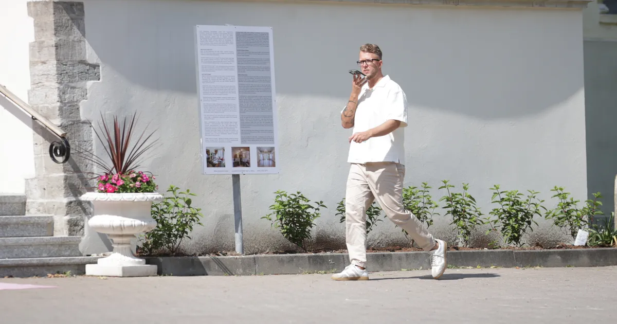 PR-ÜRITUS? ⟩ «Tundub, et mõned inimesed kutsuti sinna tähelepanu saamiseks!» Torm Malluka pulma ümber ei taha vaibuda