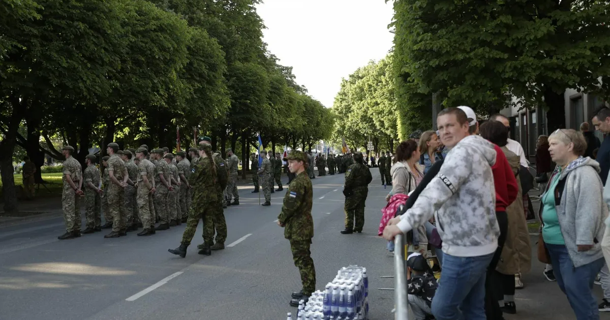 Pildid ⟩ Paraadil osalejad harjutasid peaproovis marssimist