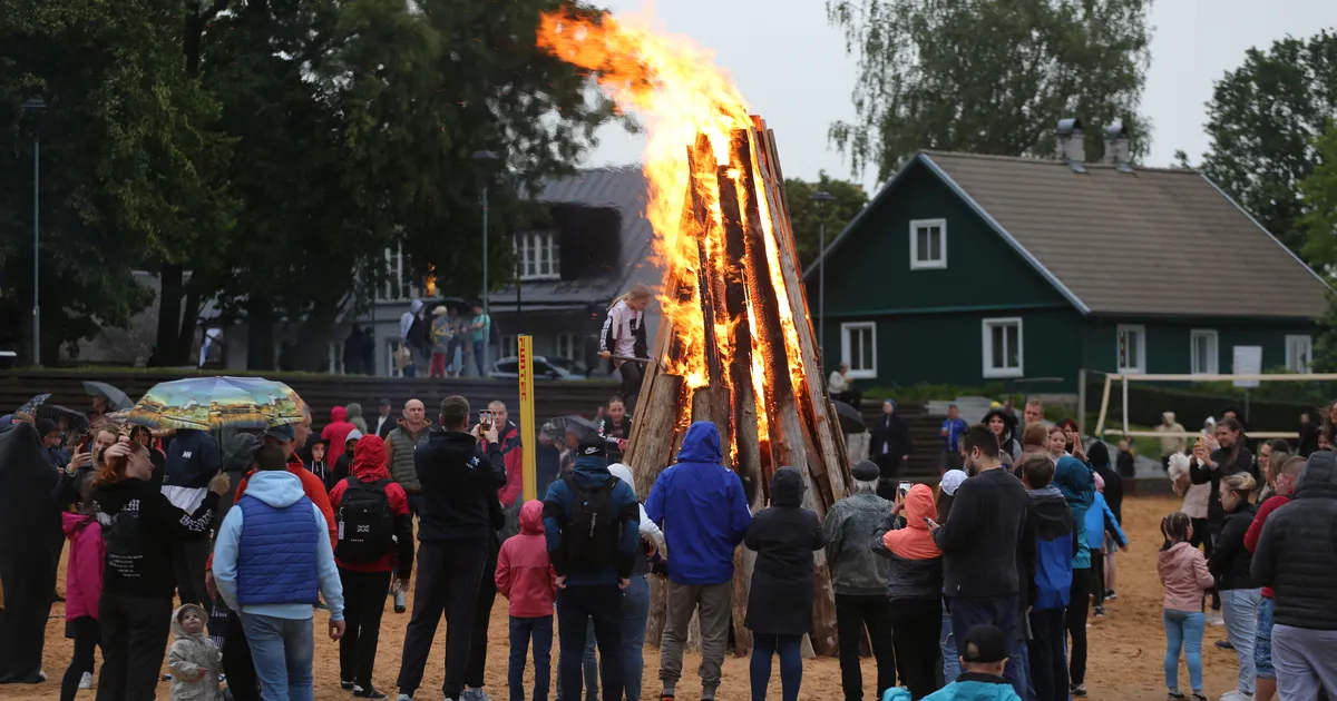 MÕNED PILDID ⟩ Suvisest vihmast hoolimata võttis Võru jaanituli hoo sisse