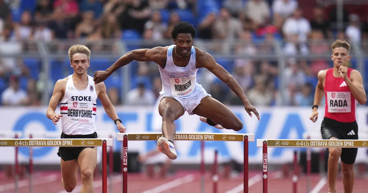 VIDEO ⟩ Meheau hüppas pidevalt pükstest välja, aga see ei takistanud mehel jooksu võitmast