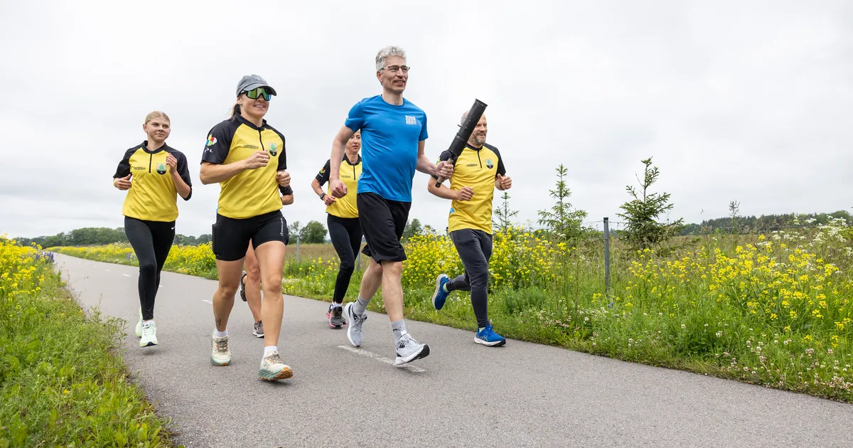 TULE TULEMINE ⟩ Laulu- ja tantsupeo tuli liikus läbi Raplamaa jooksusammul